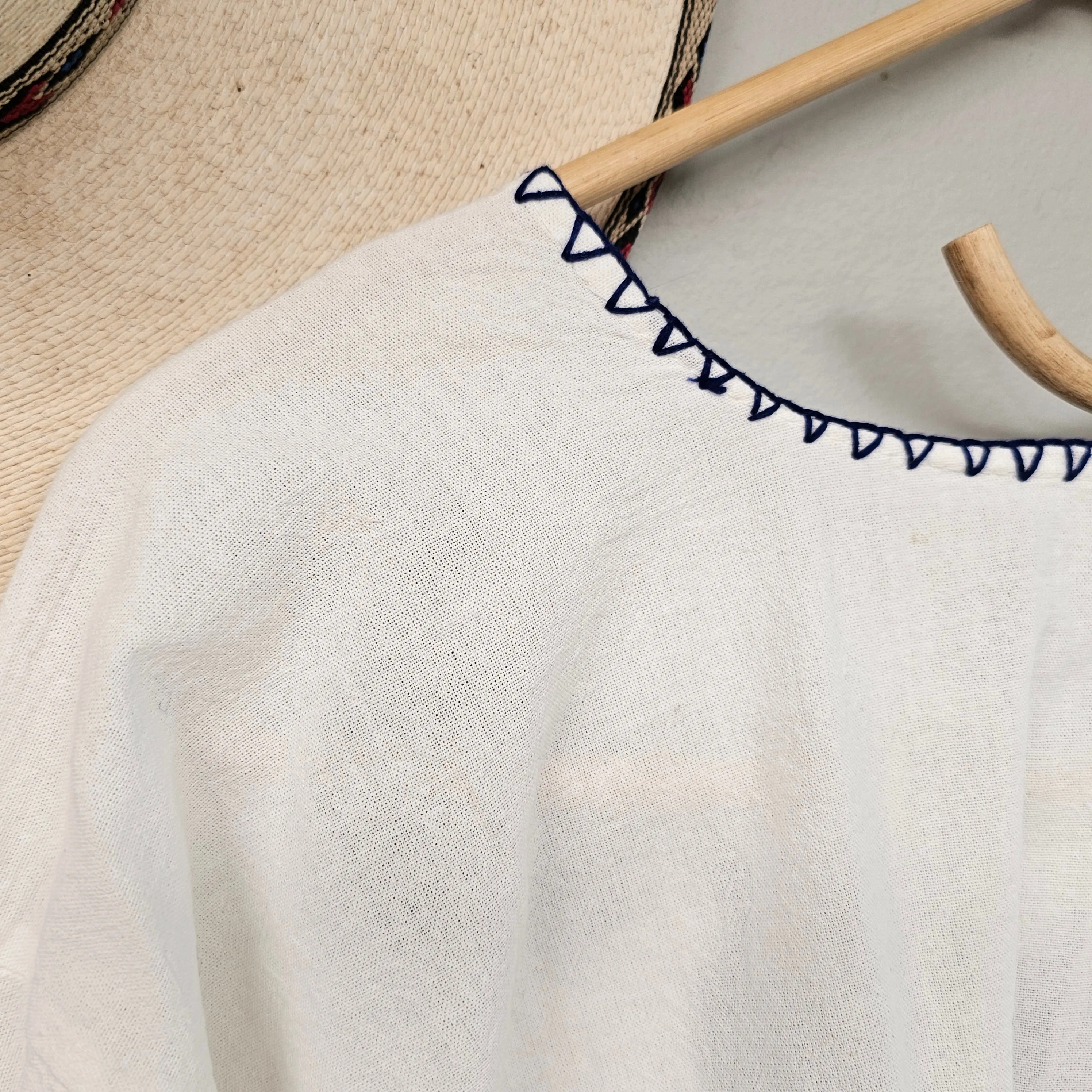 BLUE EMBROIDERED WHOTE COTTON BLOUSE