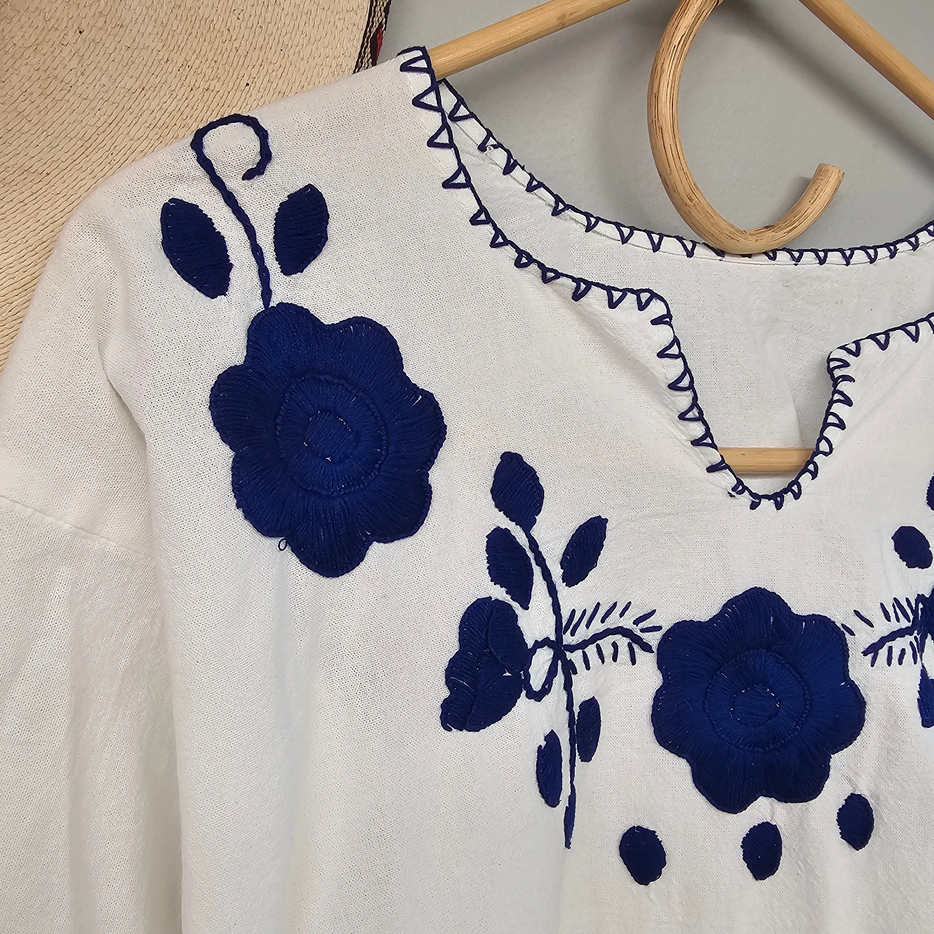 BLUE EMBROIDERED WHOTE COTTON BLOUSE