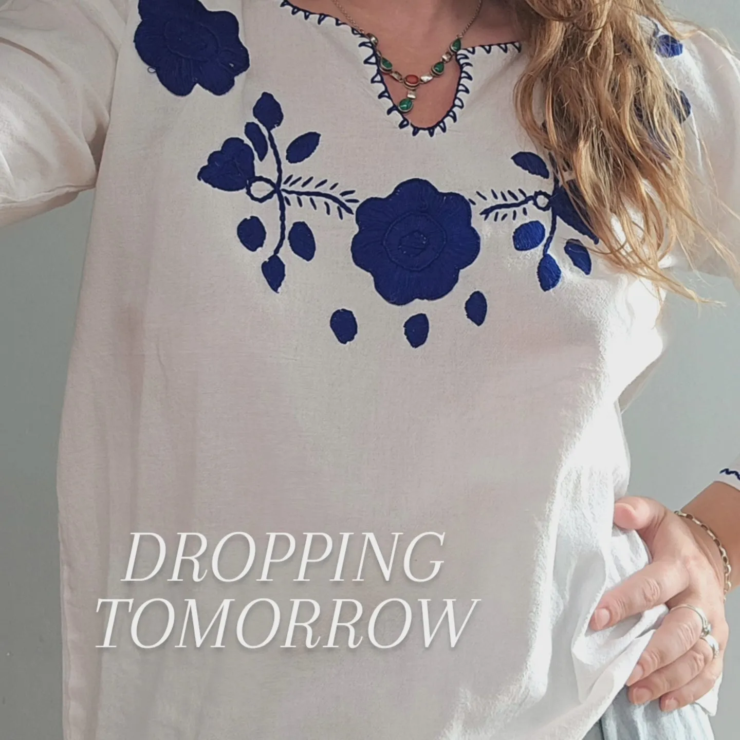 BLUE EMBROIDERED WHOTE COTTON BLOUSE