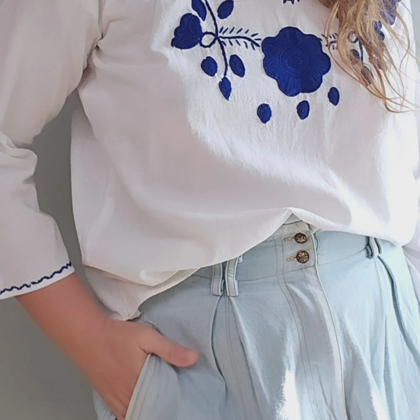 BLUE EMBROIDERED WHOTE COTTON BLOUSE